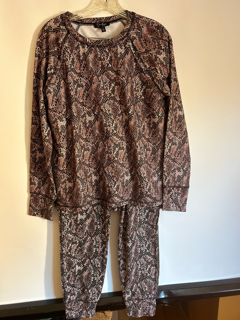 JESSICA SIMPSON WILD SNAKE PETAL PINK LOUNGEWEAR CREWNECK TOP & JOGGERS S/M